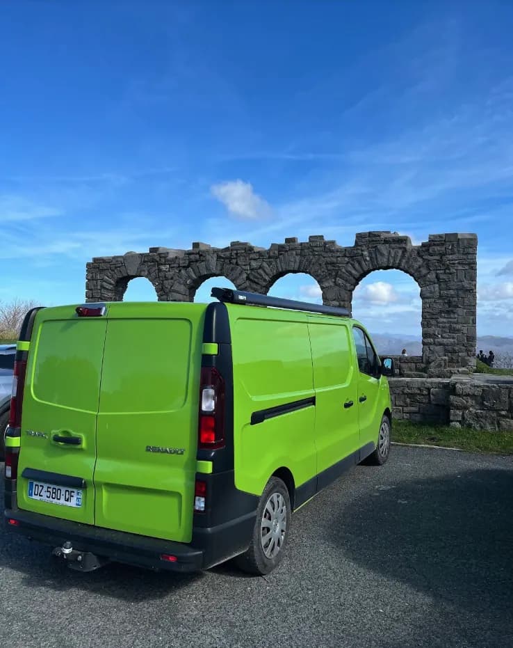 Arrière de Yoni devant des arches de pierre