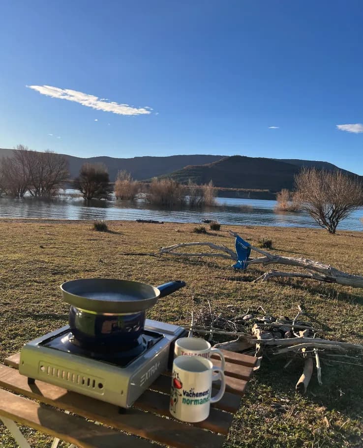 Petit-déjeuner au réchaud au bord d’un lac