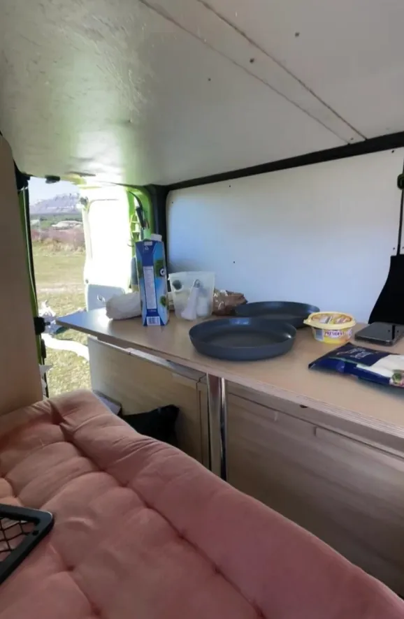 Intérieur de Yoni, banquette et plan de travail