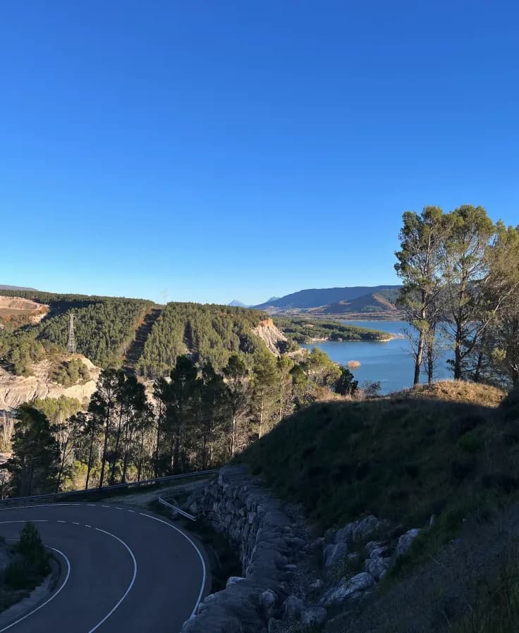 Route de montagne longeant un lac