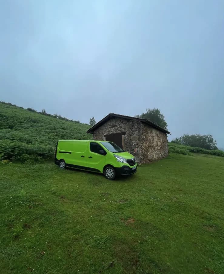 Yoni garé devant une bergerie dans la brume