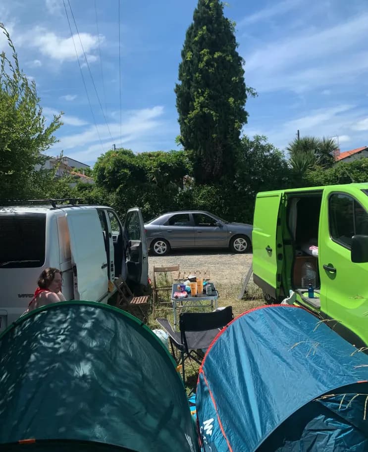 Yoni sur un emplacement de camping