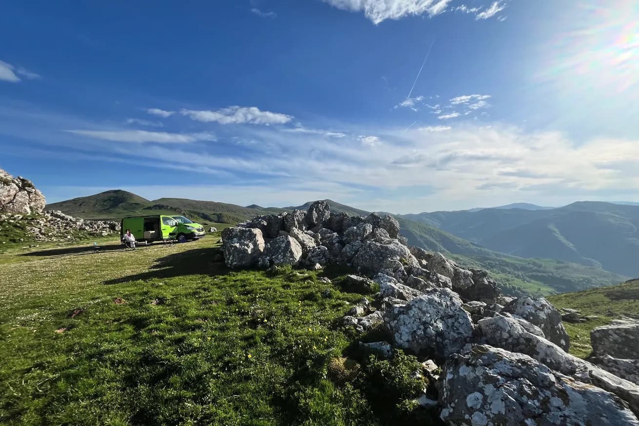 Yoni en bivouac dans la montagne