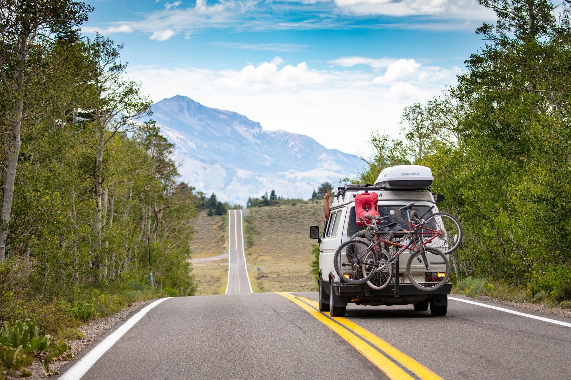 Van aménagé en road trip dans les montagnes