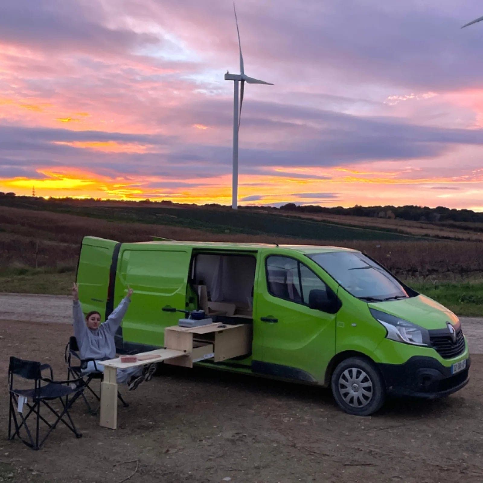 Van aménagé Vanzon Explorer au coucher du soleil