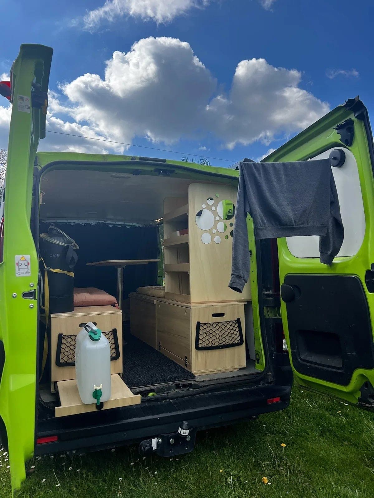 Coffre arrière ouvert d'un van aménagé Vanzon Explorer