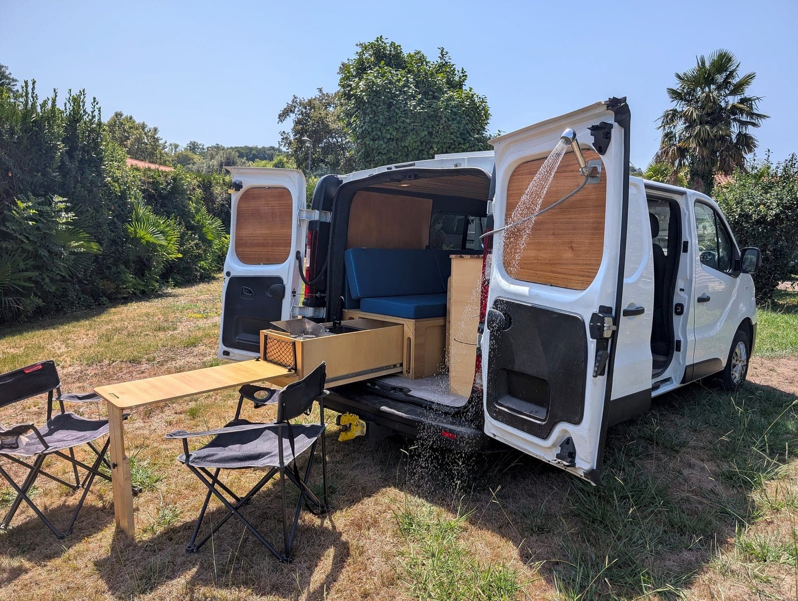 Van aménagé Vanzon Explorer portes ouvertes, coin repas extérieur