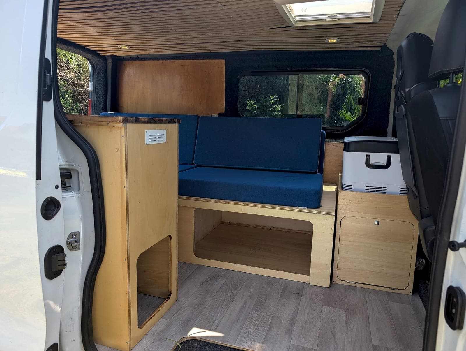Rangements sous la banquette d'un van aménagé Vanzon Explorer