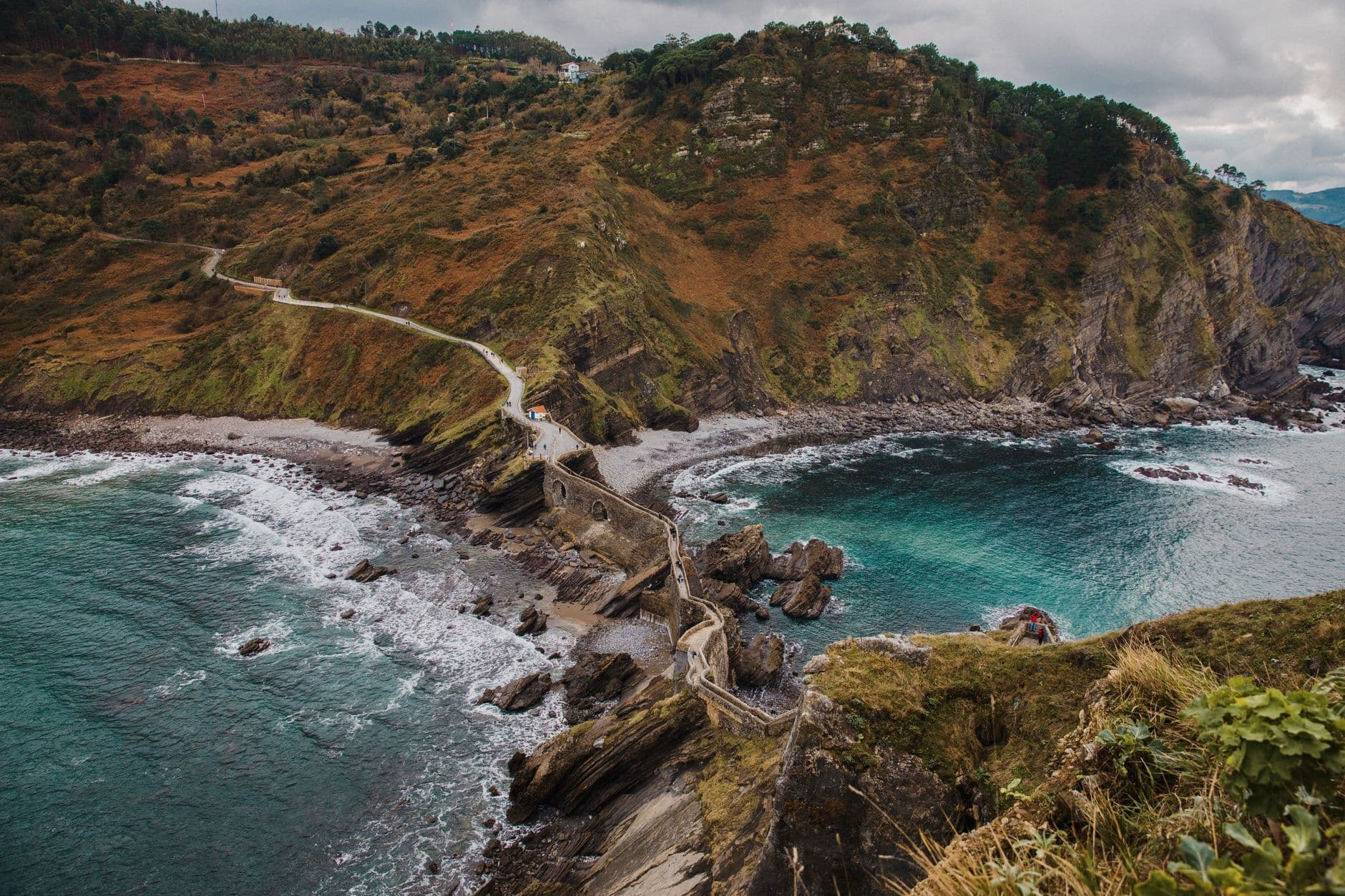 Côte basque, falaises verdoyantes et océan