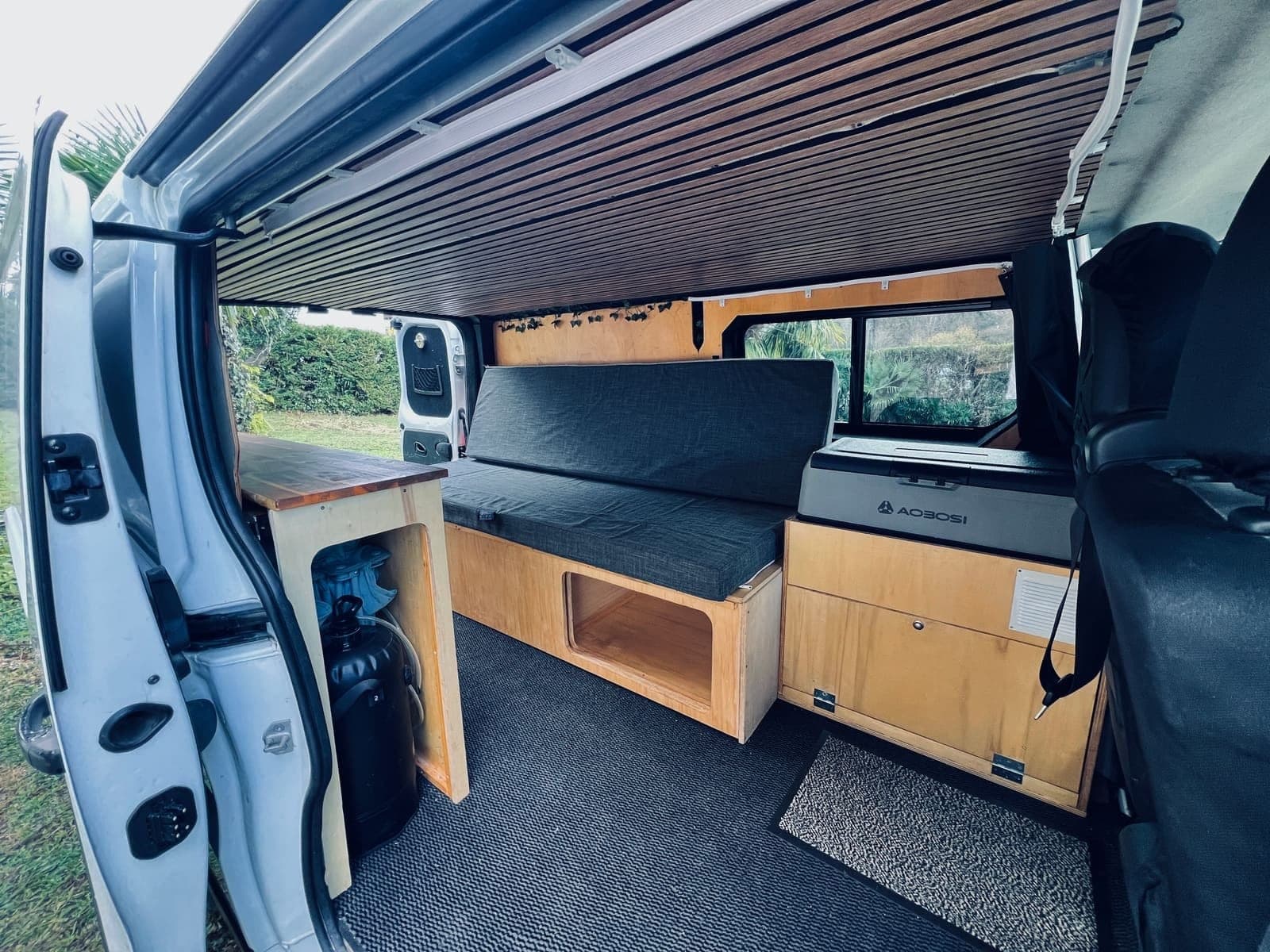 Coin cuisine et banquette d'un van aménagé Vanzon Explorer