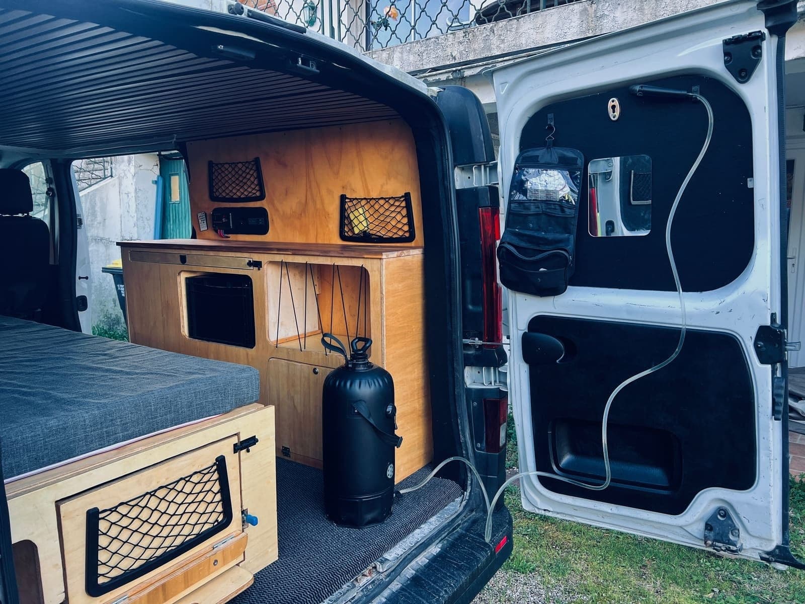 Rangements arrière et bouteille de gaz d'un van aménagé Vanzon Explorer