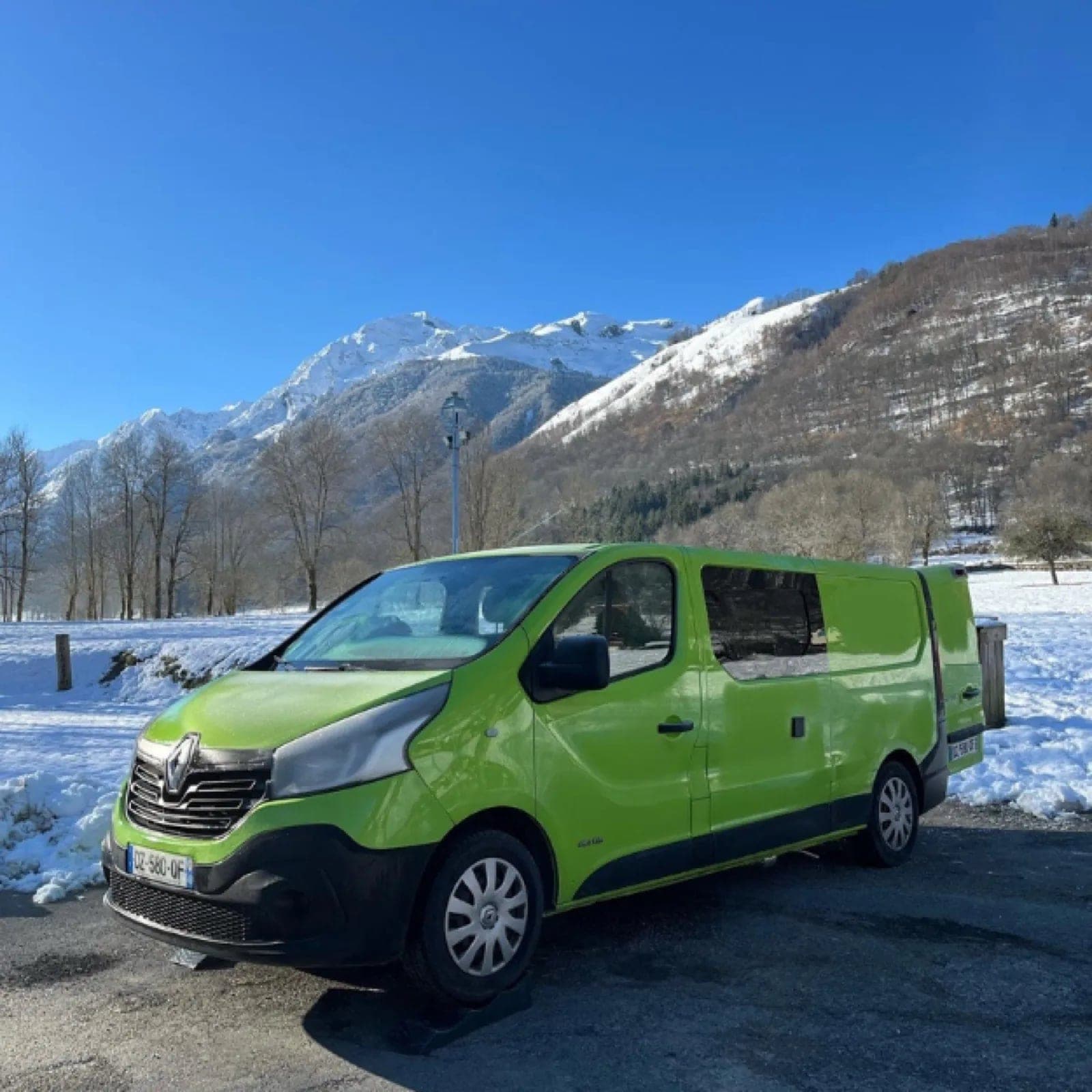 Van aménagé Vanzon Explorer devant un paysage de montagne enneigée
