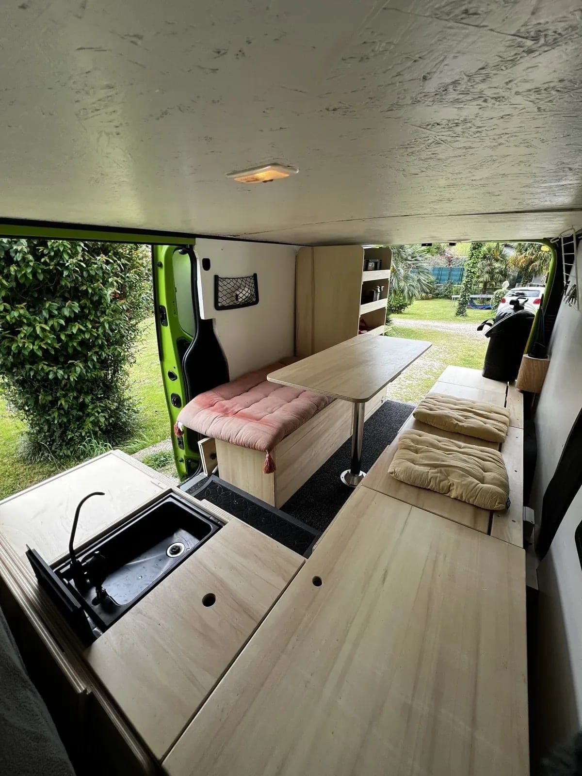 Banquette et table intérieures d'un van aménagé Vanzon Explorer