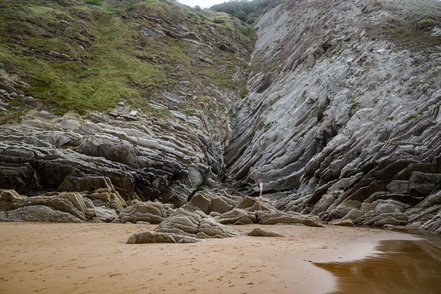 Explore rugged cliffs and sandy beaches of País Vasco, España, showcasing natural beauty.