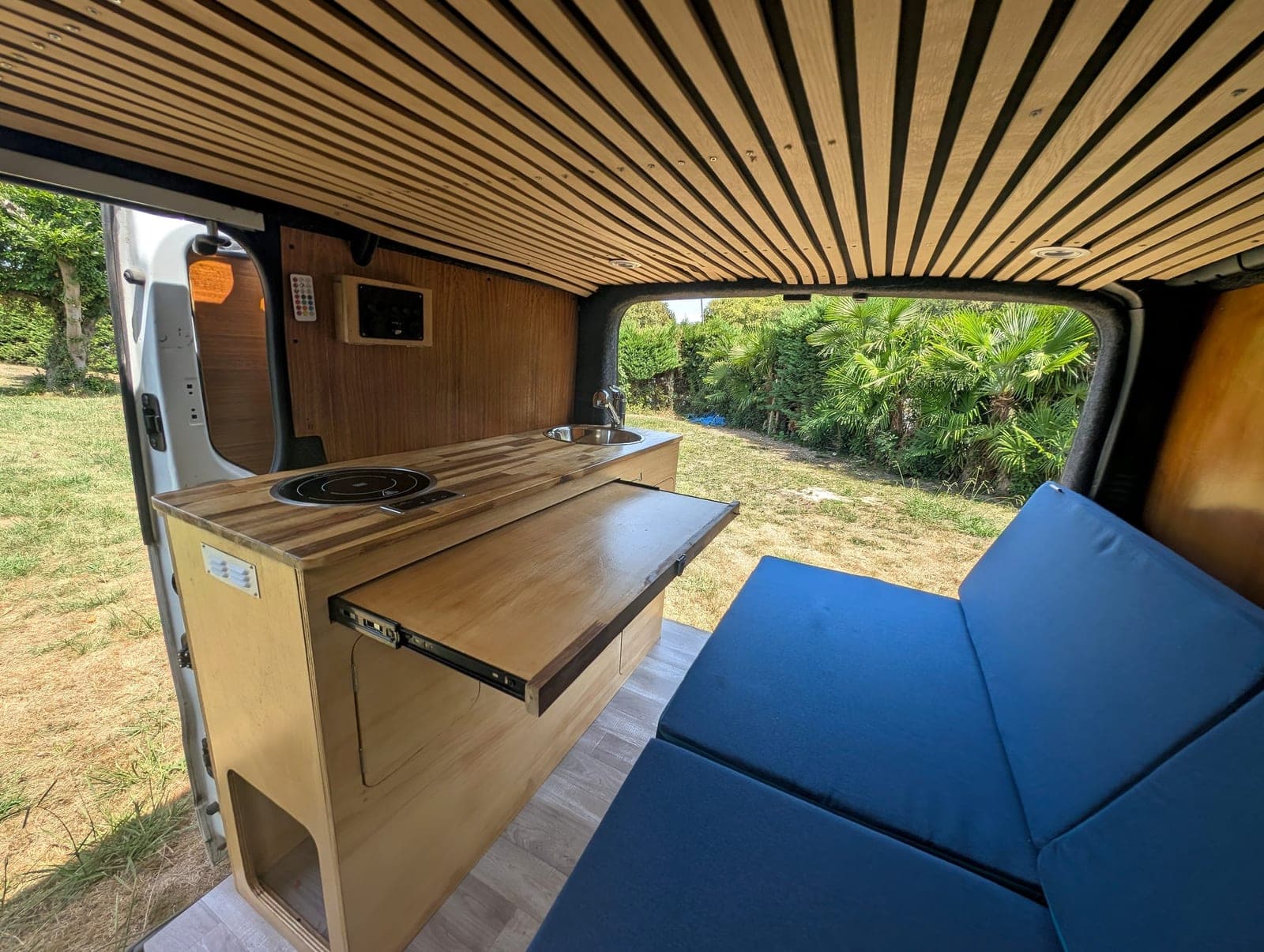 Ensemble cuisine et banquette d'un van aménagé Vanzon Explorer