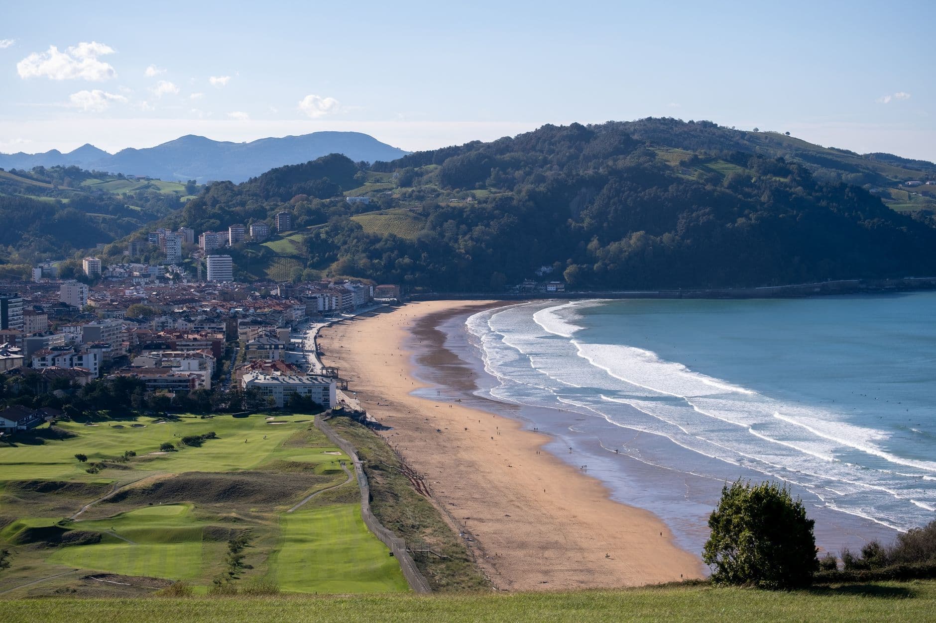 Paysage du Pays Basque, montagnes vertes et océan