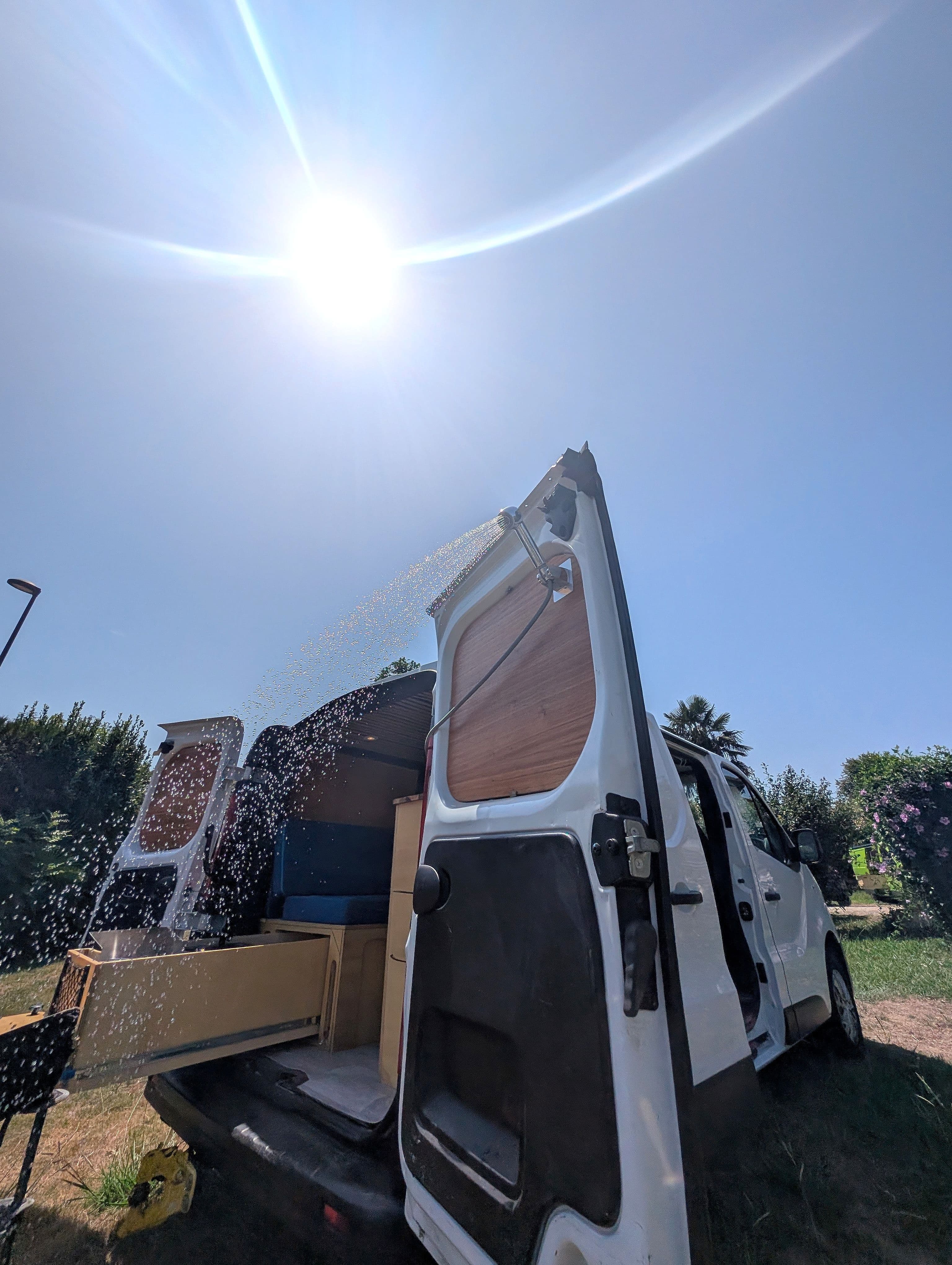 Maritxu — portes arrière ouvertes, installation de campement