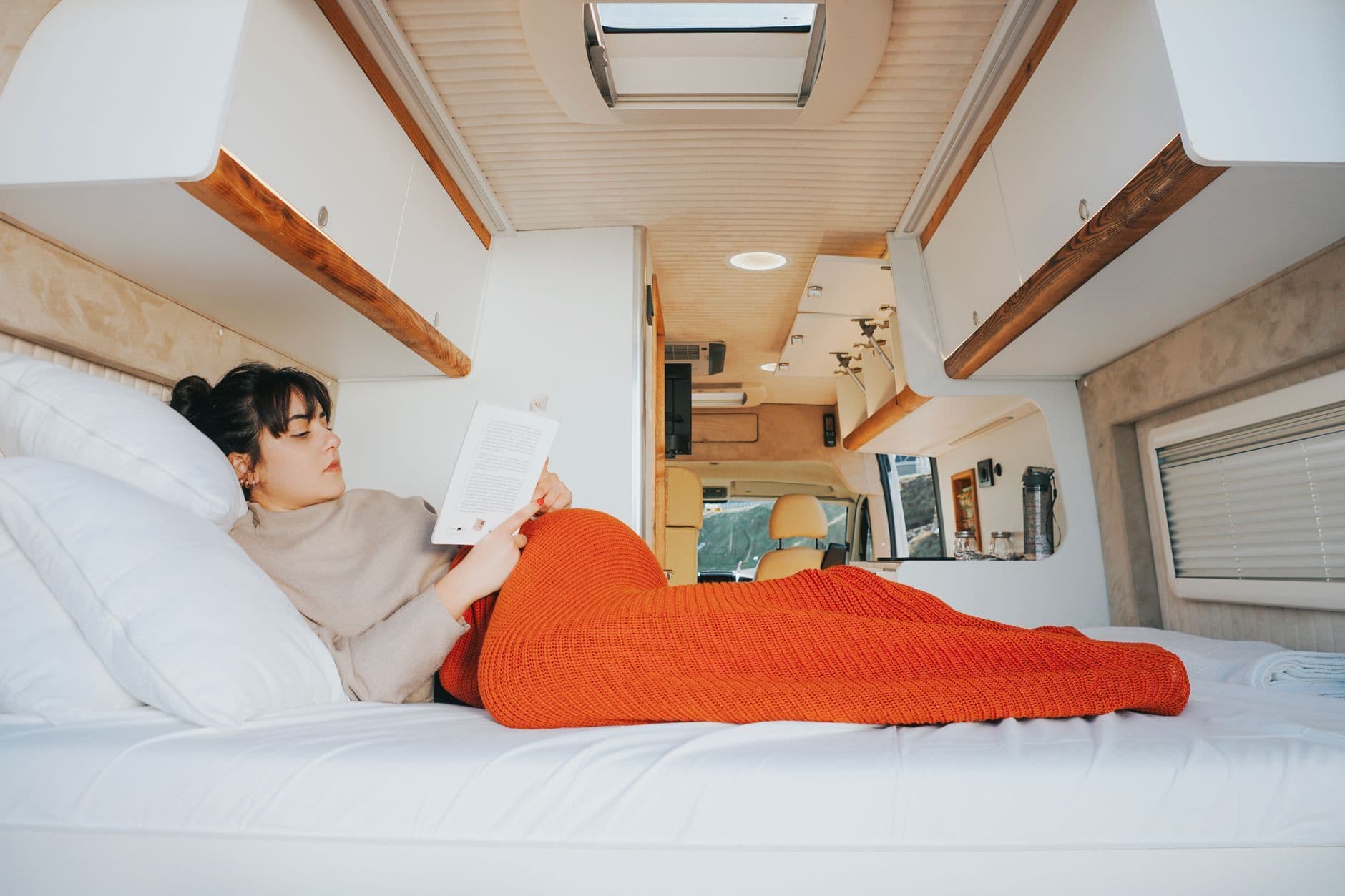 Intérieur cosy et chaleureux d'un van aménagé