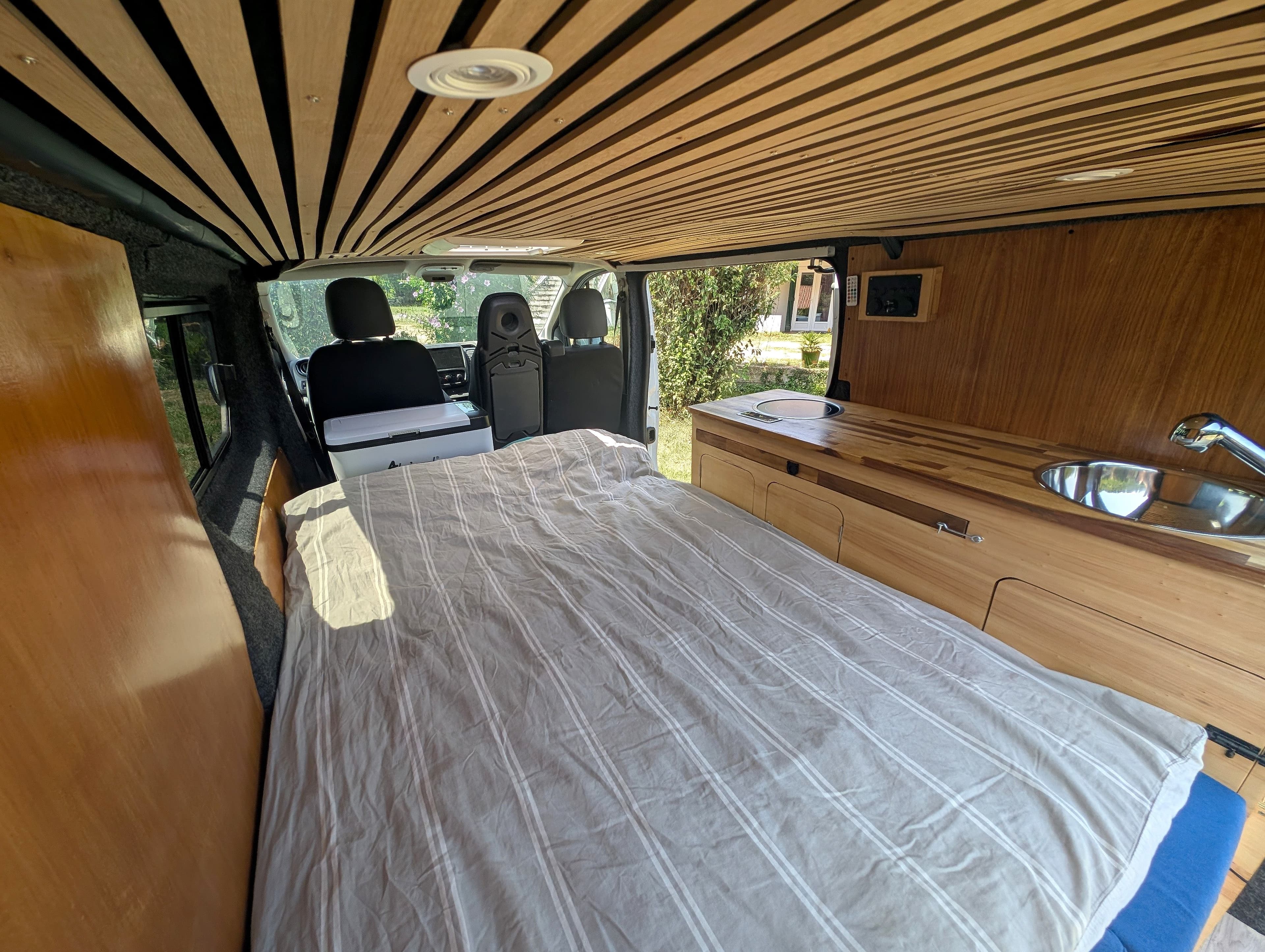 Maritxu — vue depuis le couchage vers la cabine avant