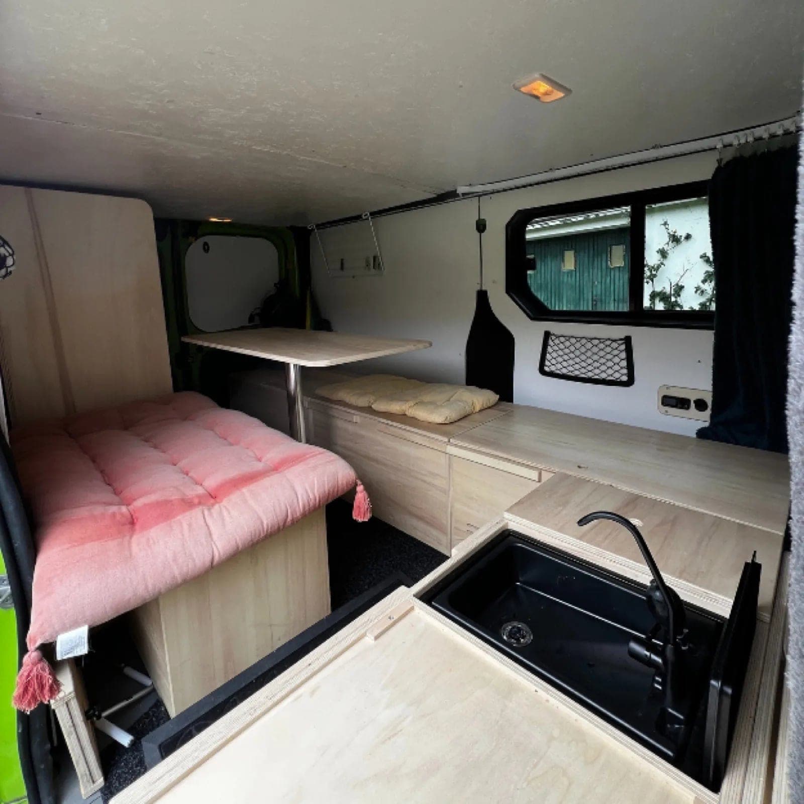 Évier et banquette d'un van aménagé Vanzon Explorer