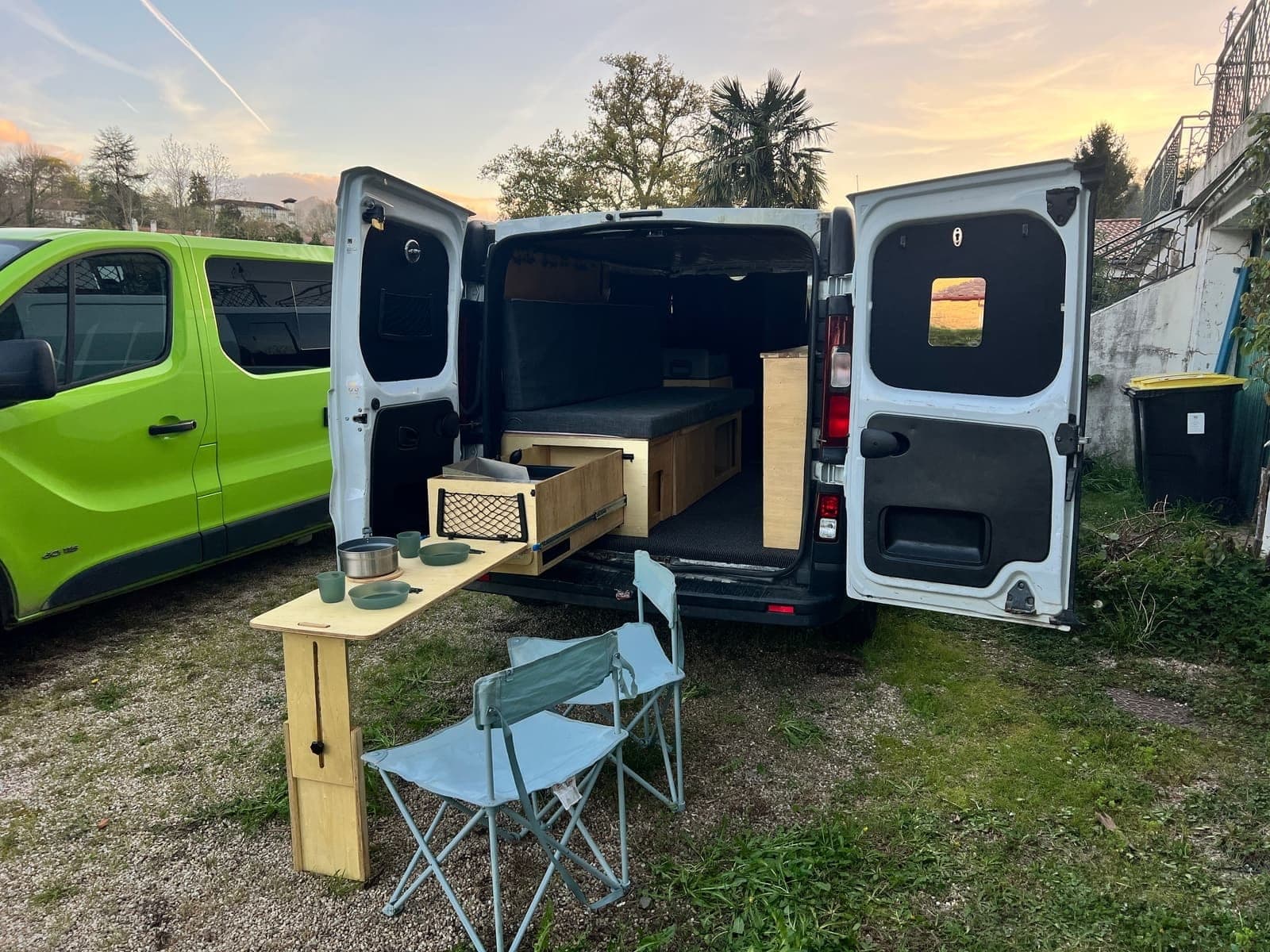 Vans aménagés Vanzon Explorer installés au campement en fin de journée