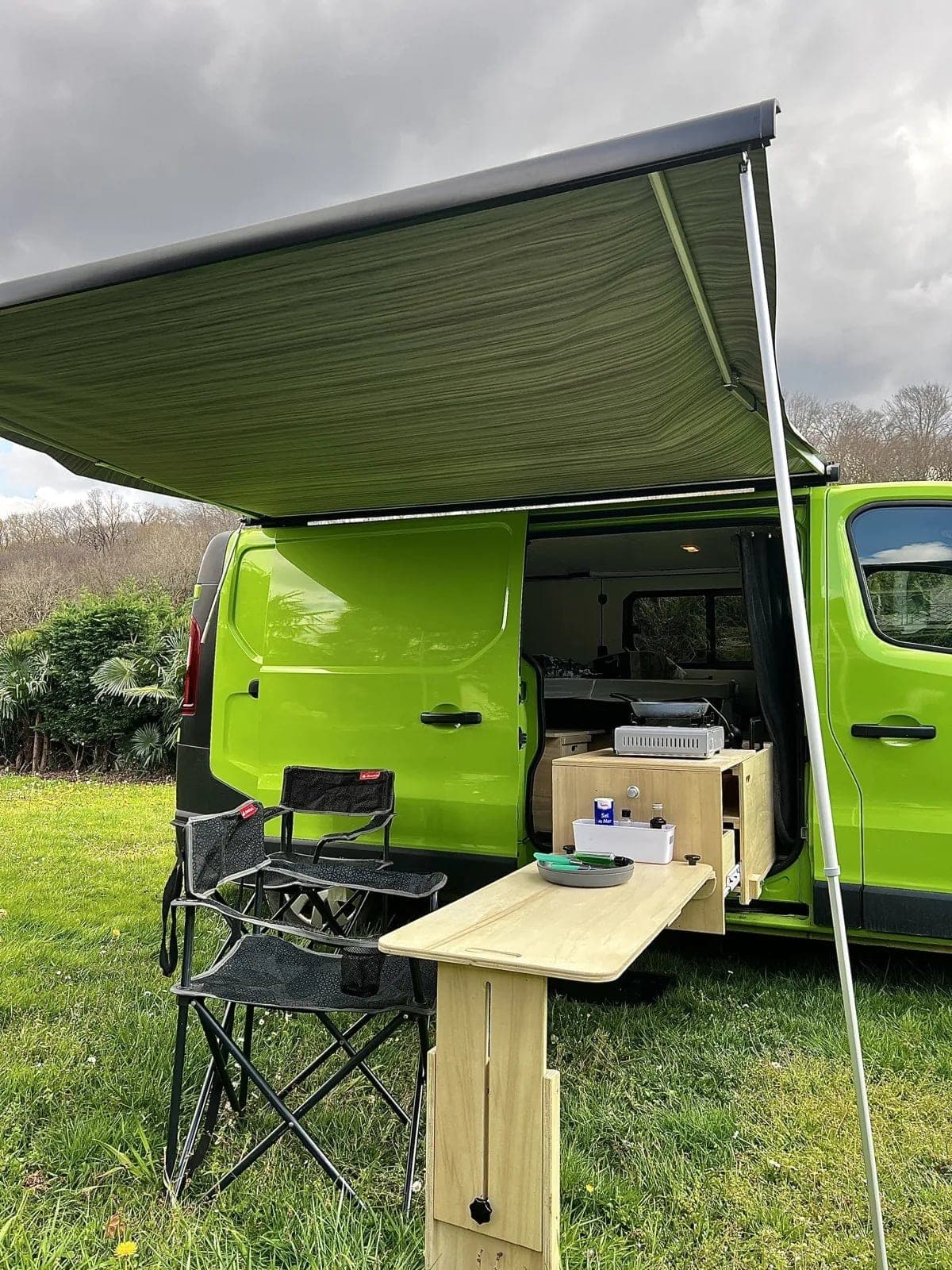 Cuisine extérieure coulissante d'un van aménagé Vanzon Explorer, sous l'auvent