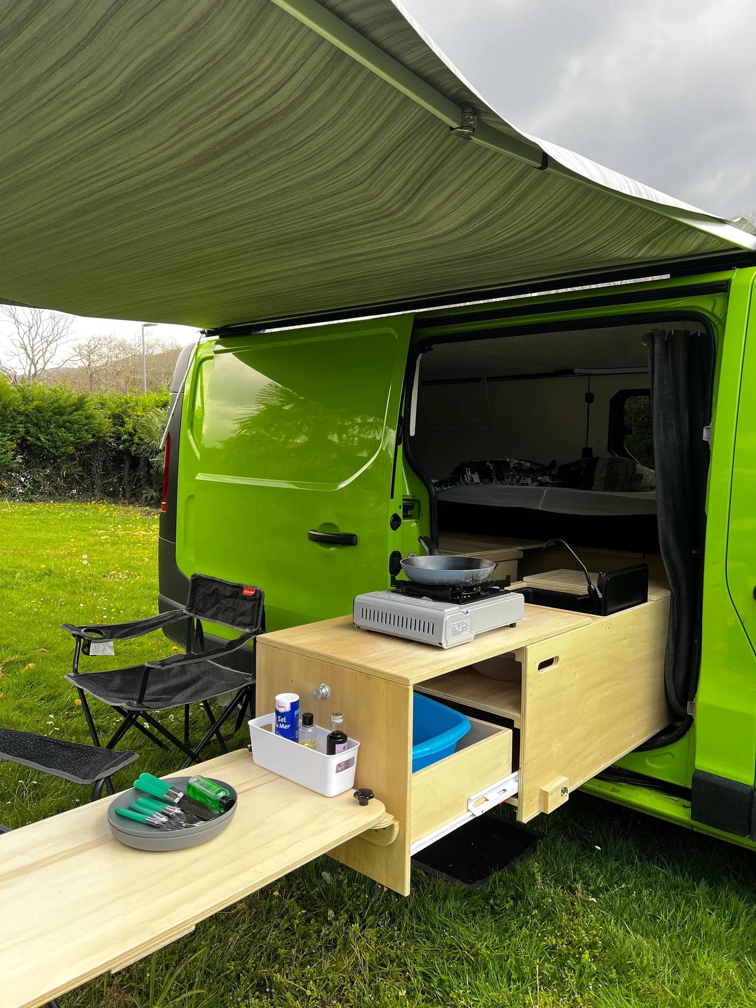 Intérieur Yoni — van aménagé Pays Basque