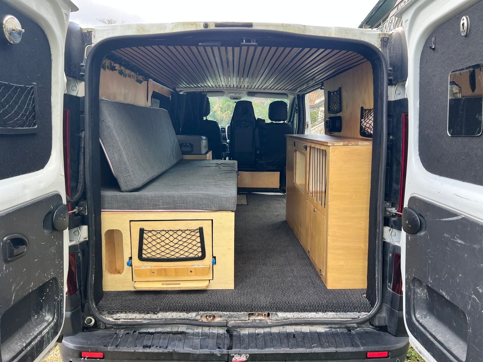 Arrière ouvert d'un van aménagé Vanzon Explorer