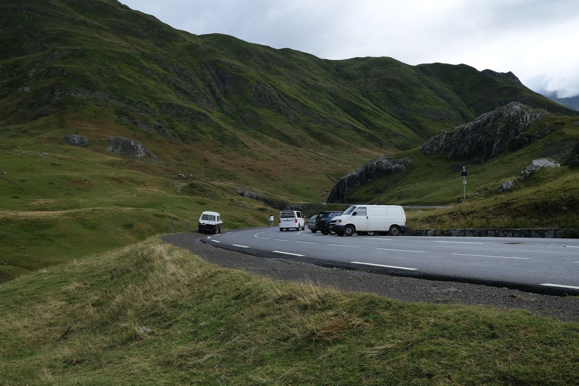 Van aménagé sur une route côtière du Pays Basque