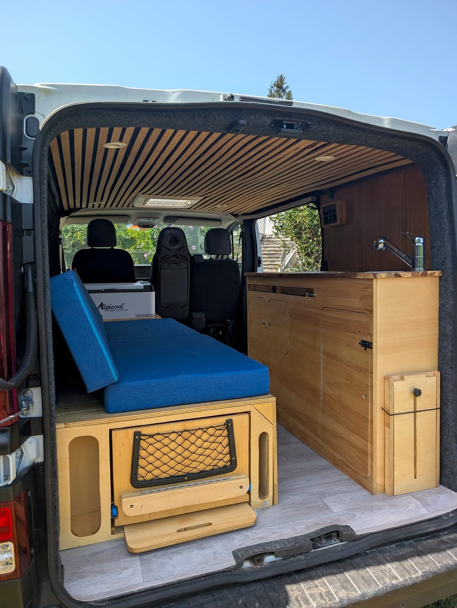 Banquette convertible et cabine avant d'un van aménagé Vanzon Explorer