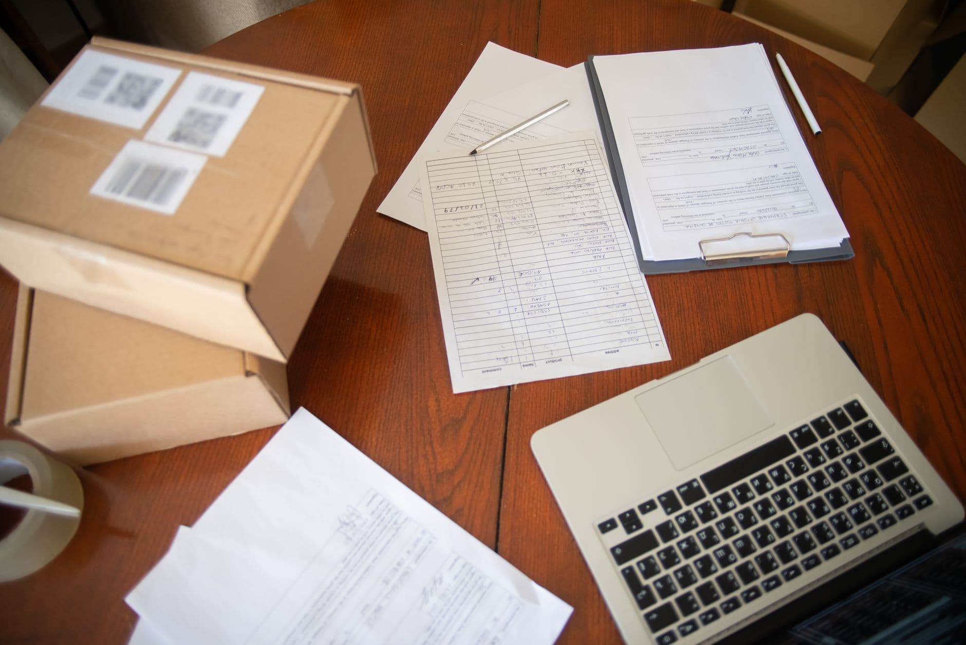 Gestion administrative d'une micro-entreprise sur un ordinateur portable