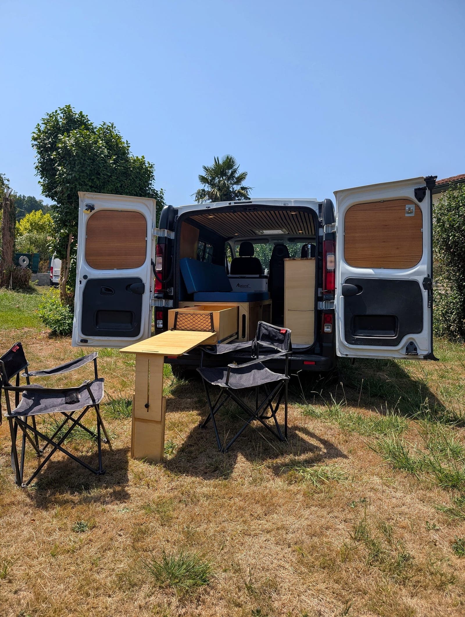 Coin repas installé à l'arrière d'un van aménagé Vanzon Explorer