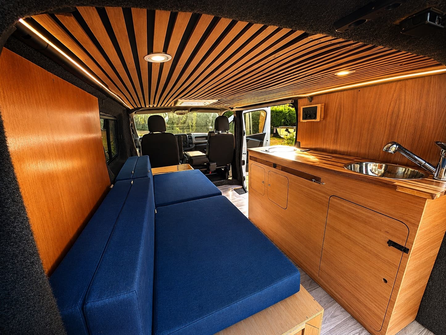 Banquettes et cuisine bois, plafond en tasseaux