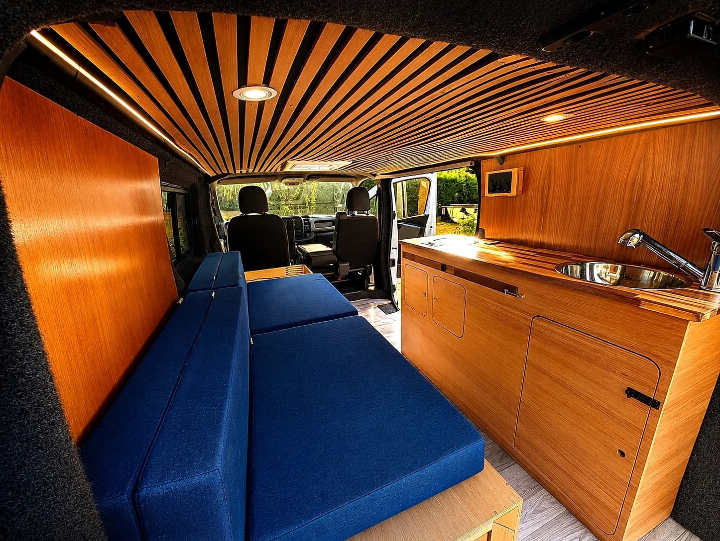 Banquettes et cuisine bois, plafond en tasseaux