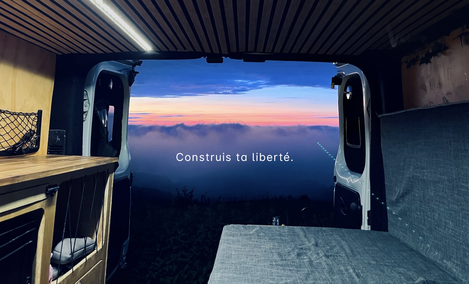 Vue depuis un van aménagé au coucher de soleil — Construis ta liberté
