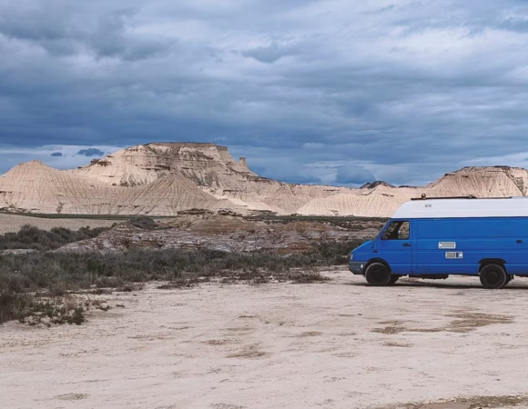 Explorer le désert des Bardenas en van aménagé : guide pratique et spots secrets