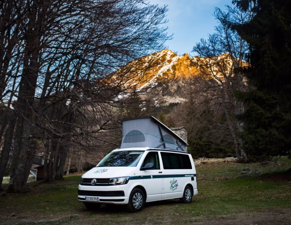 Comment s’immerger dans les traditions basques lors d’un road trip culturel en van ?